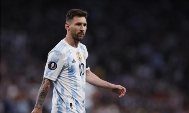 流浪猫被弃街头，它却用一个眼神，换来了一生温暖的依靠！